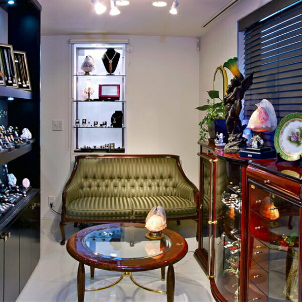 カメオ専門店アートフェリーチェ世田谷ギャラリーで実物確認可　カメオブローチ＆ネックレス　シェルカメオ　女性像の図柄　ロマーノ氏製作　１８金ゴールド＆Silver枠　レザーネックレ