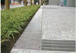 カネソウ　SUSグレーチング　U字溝用滑り止め模様付グレーチング横断溝・側溝用　(注番：SMQ-13525-P=15枠付+SL-25C)　すきま11mm　寸法：350×994×25「法人・事業所限定，直送元」